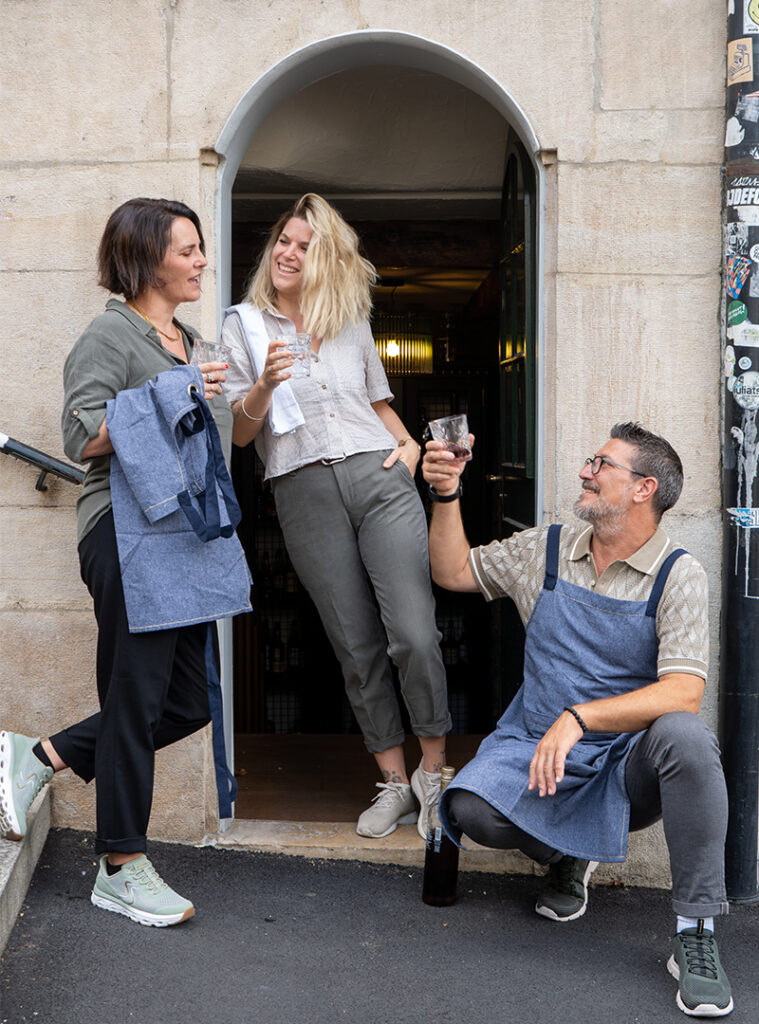Milena Kunz, Gabe Sschatz und Pascal Kunz vor ihrer neuen Cocktailbar "Sisyphus" in Basel